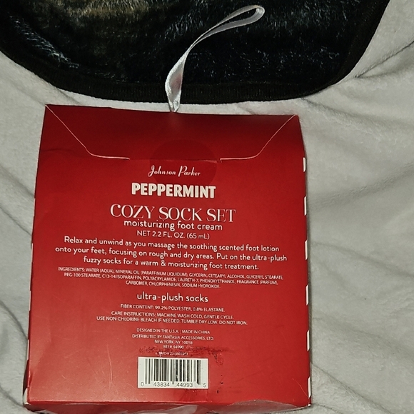 Johnson Parker Deck The Halls Peppermint Foot Cream Purple/Pink Plush Sock Set - Picture 2 of 8